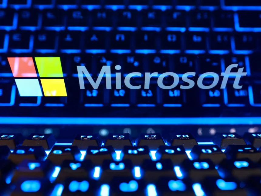 Logotipo de Microsoft sobre un teclado retroiluminado.