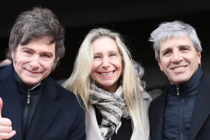 El presidente Javier Milei junto a Karina Milei y el ministro de Economía Luis Caputo, sonrientes