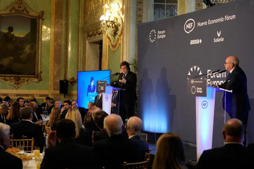 Javier Milei habla en un foro ante un público sentado