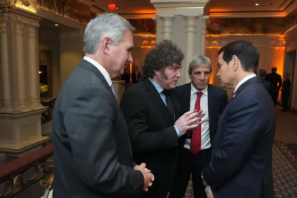 Javier Milei conversa con Marco Rubio, junto a Luis Caputo, en un encuentro en Nueva York.