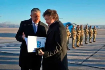 Javier Milei y el gobernador Rolando Figueroa en el aeropuerto de Neuquén.