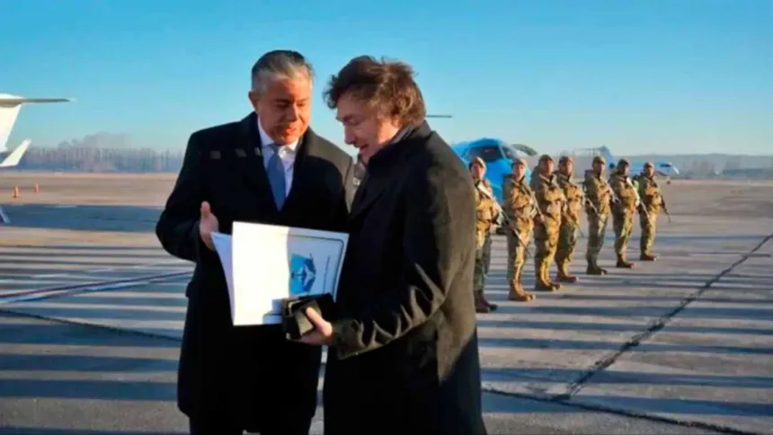 Javier Milei y el gobernador Rolando Figueroa en el aeropuerto de Neuquén.