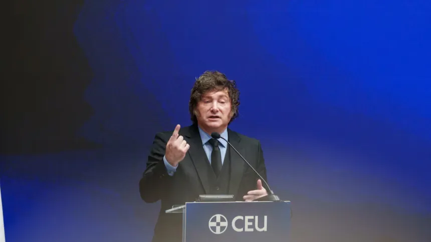 Javier Milei habla ante un atril con el logotipo de CEU.