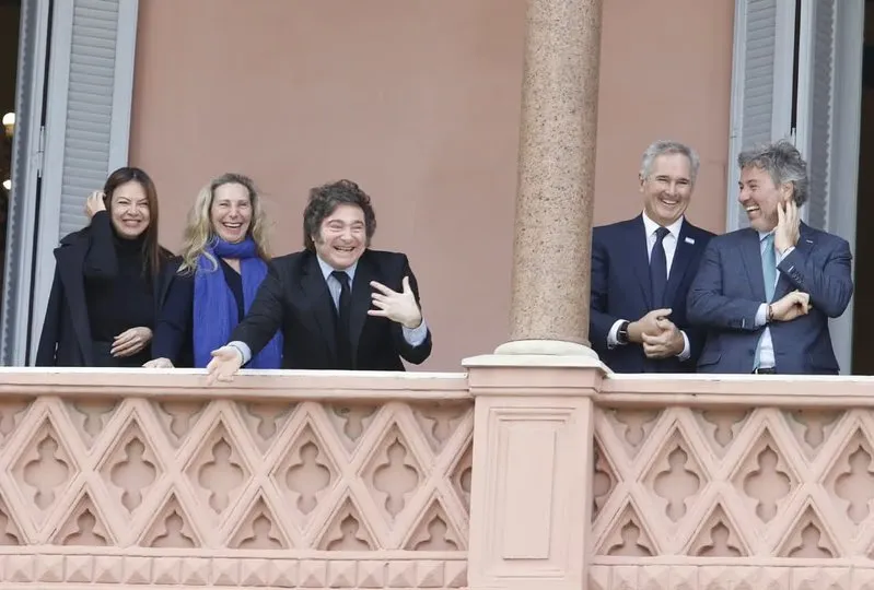 Qué significa «six seven», el gesto viral que hizo Javier Milei desde el balcón de la Casa Rosada