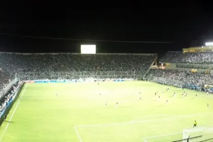 Tribunas llenas y partido nocturno en el estadio San Juan del Bicentenario.