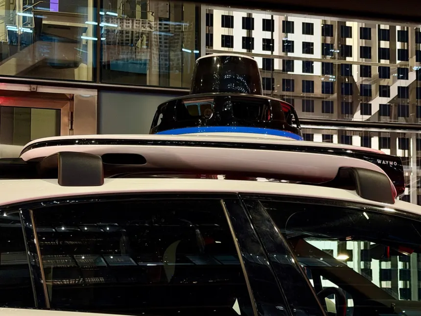 Vehículo autónomo de Waymo con sensores en el techo.