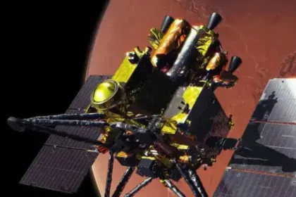 Una sonda espacial con paneles solares frente a Marte y una de sus lunas.