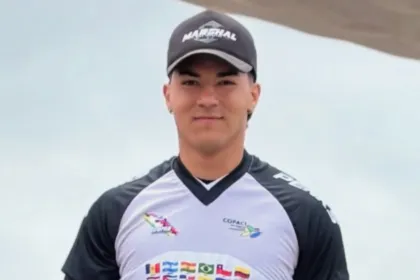Santiago Molina posa con gorra y camiseta deportiva.