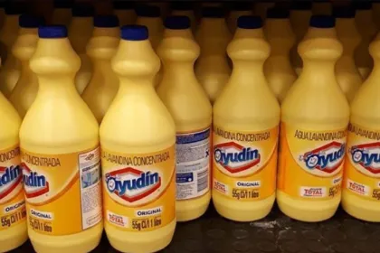 Botellas de lavandina Ayudín en una góndola.
