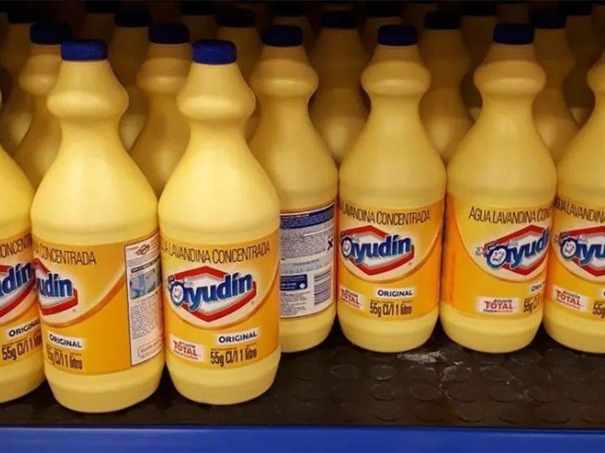 Botellas de lavandina Ayudín en una góndola.