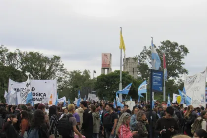 Columna de estudiantes y docentes con banderas en una Marcha Federal Universitaria.