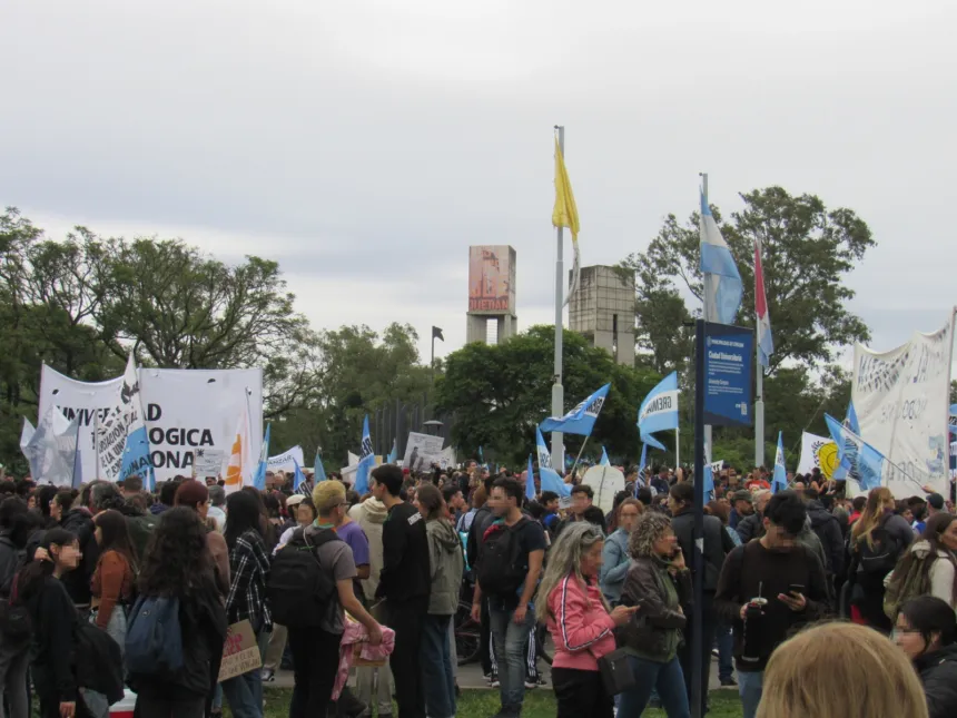 Columna de estudiantes y docentes con banderas en una Marcha Federal Universitaria.