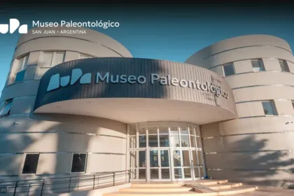 Fachada del Museo Paleontológico de San Juan con su nombre y logo.