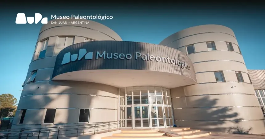 Fachada del Museo Paleontológico de San Juan con su nombre y logo.