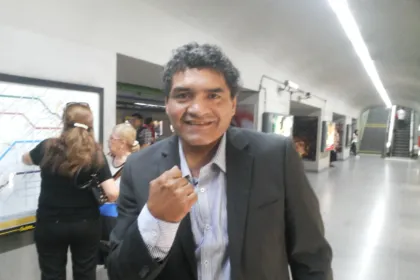 Jorge «Roña» Castro sonríe y levanta el puño en una estación de subte.
