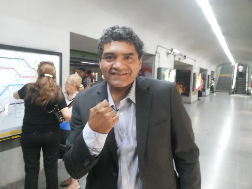Jorge «Roña» Castro sonríe y levanta el puño en una estación de subte.