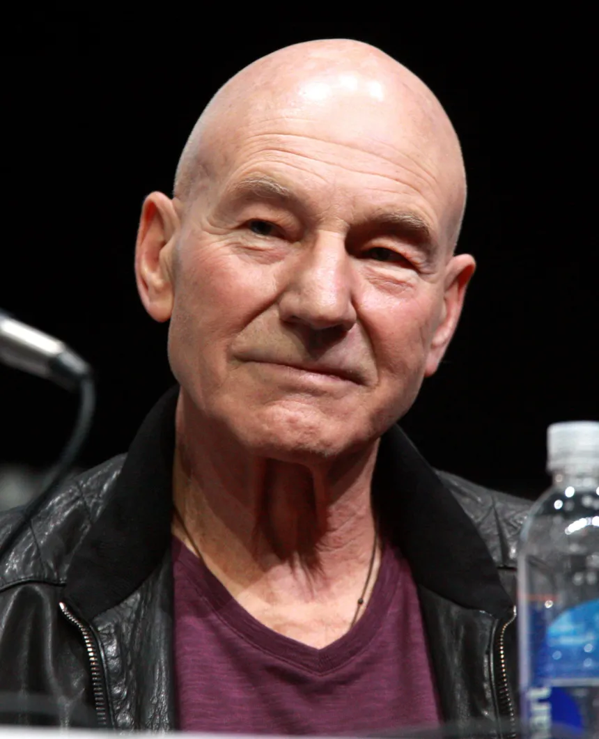 Patrick Stewart sonríe en un panel de la Comic-Con de San Diego.