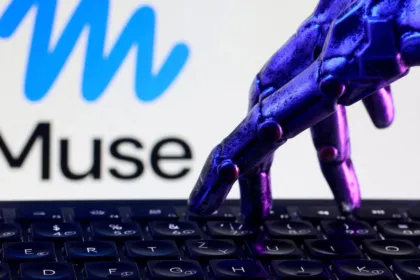 Una mano robótica sobre un teclado junto al nombre Muse.