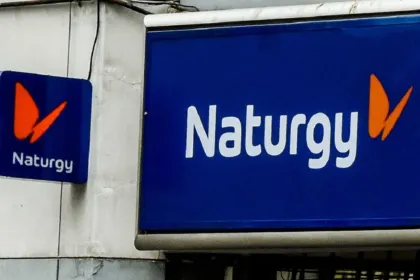Carteles azules con el nombre y el logo de Naturgy en una fachada.