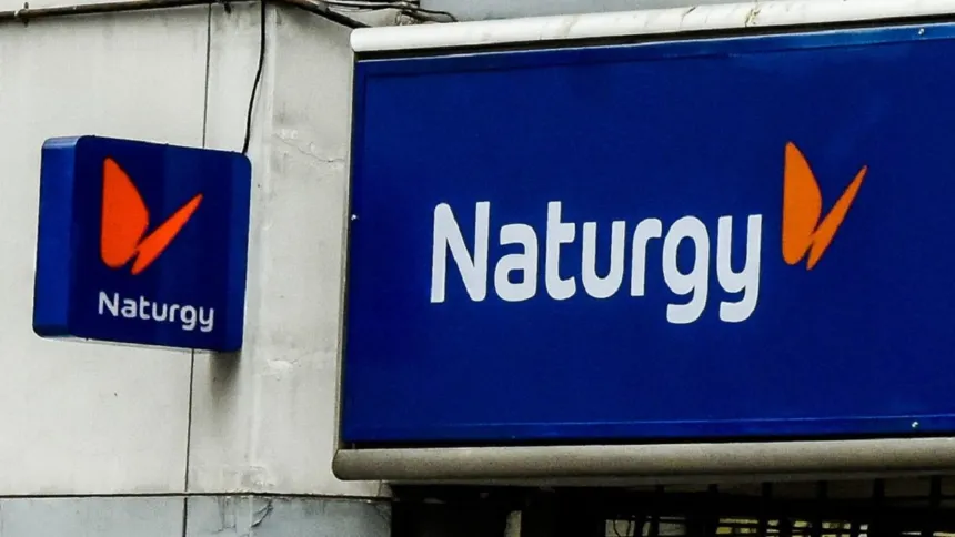 Carteles azules con el nombre y el logo de Naturgy en una fachada.