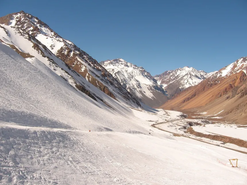 Montañas de los Andes cubiertas de nieve bajo un cielo despejado.