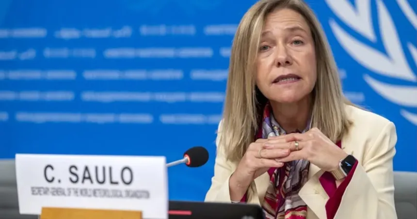 Celeste Saulo habla ante un micrófono durante una conferencia de la OMM.