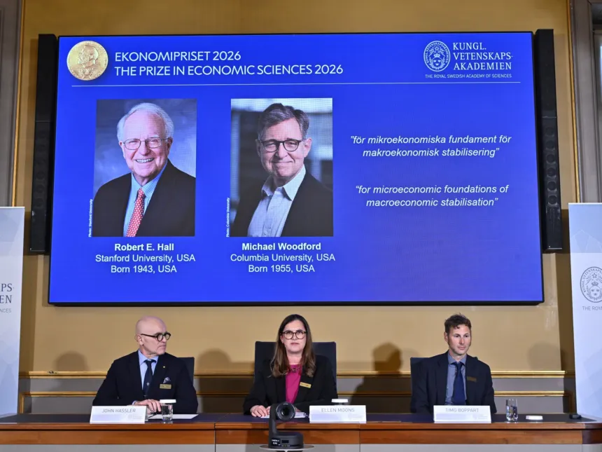 La Academia Sueca anuncia en una pantalla el Premio de Economía 2026 para Hall y Woodford.