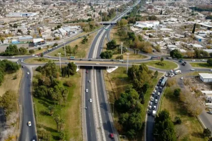 Vista aérea de un nudo vial con autopistas y vehículos en circulación.