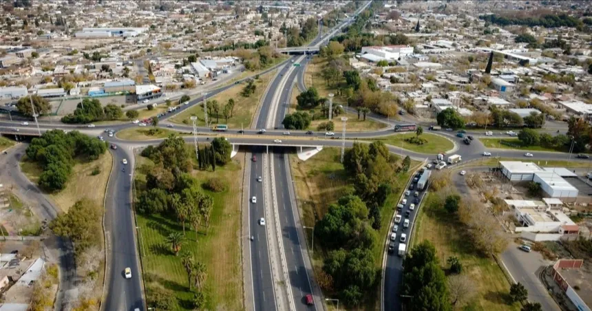 Vista aérea de un nudo vial con autopistas y vehículos en circulación.