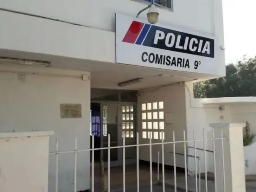Fachada de la Comisaría 9 con el cartel de la Policía.