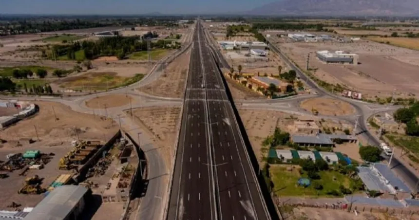 Vista aérea de una ruta de varios carriles en un paisaje semiárido.