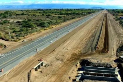 Obras de la Ruta 40 al sur de San Juan, con la calzada a medio construir.