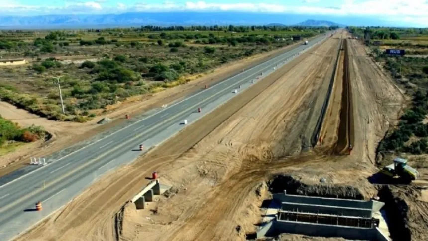 Obras de la Ruta 40 al sur de San Juan, con la calzada a medio construir.