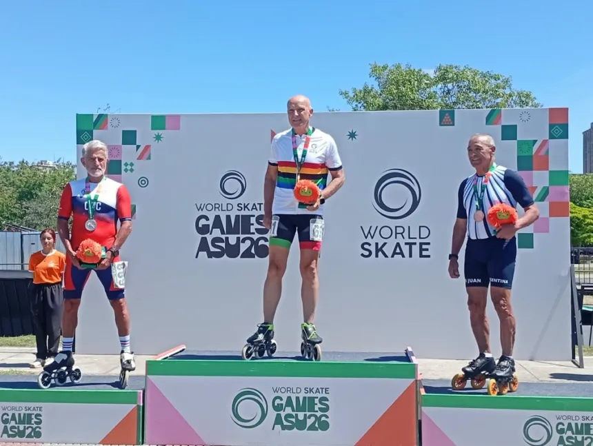 Tres patinadores adultos posan en el podio de los World Skate Games; el representante sanjuanino está a la derecha.