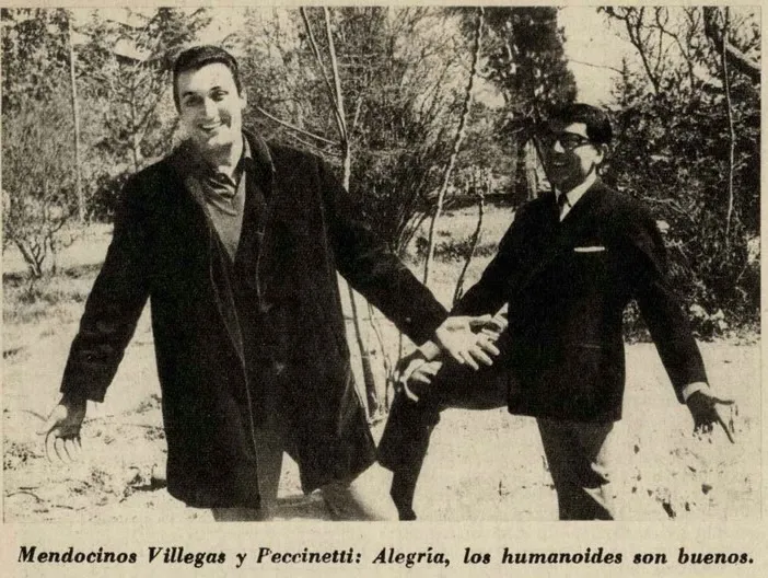 Foto en blanco y negro de dos hombres jóvenes que caminan sonrientes por un terreno con árboles, con los brazos abiertos: el de la izquierda, alto y de sobretodo; el de la derecha, de anteojos y traje. Abajo, un epígrafe impreso en cursiva.