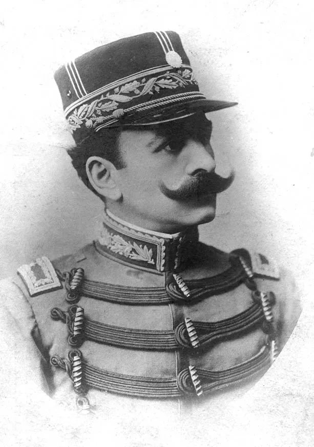 Retrato de estudio de un militar con bigote y uniforme de principios del siglo XX.