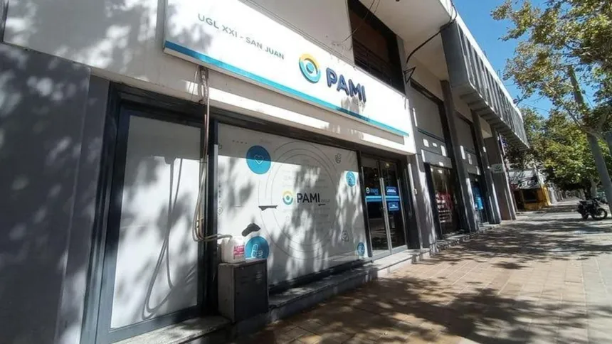 La fachada de una sede de PAMI en San Juan muestra el nombre y el logo de la institución.