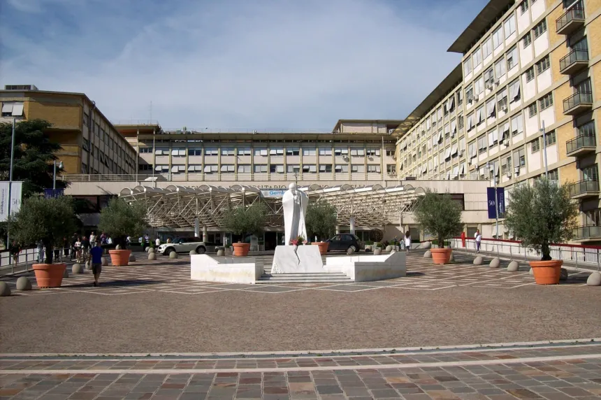 Entrada principal del Policlínico Agostino Gemelli de Roma