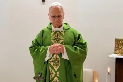El papa León XIV, con casulla verde y solideo blanco, celebra misa en el hospital Gemelli.