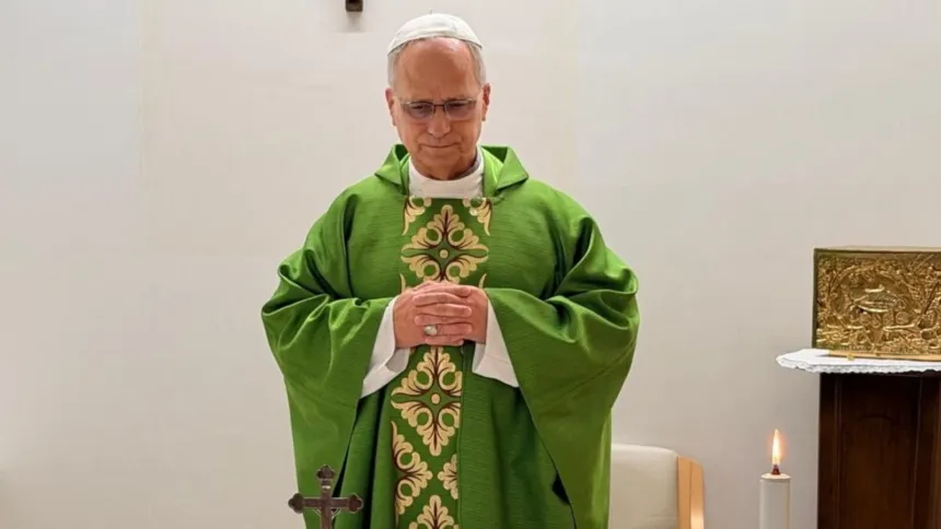 El papa León XIV, con casulla verde y solideo blanco, celebra misa en el hospital Gemelli.