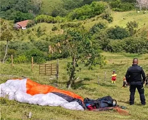 Parapente al límite en El Morro: sufrió una falla técnica, cayó y terminó con graves fracturas