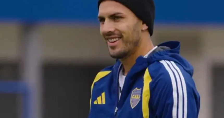 Un hombre adulto con campera y escudo de Boca durante un entrenamiento.