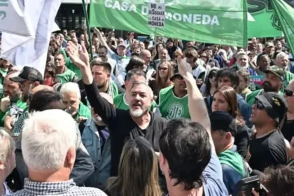 Manifestantes de ATE se reúnen con banderas verdes y blancas.