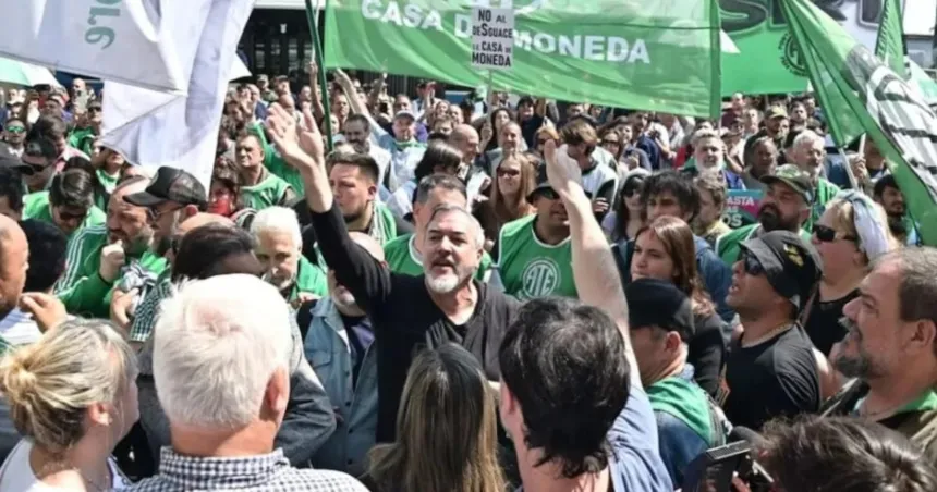 Manifestantes de ATE se reúnen con banderas verdes y blancas.