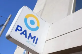 Cartel de PAMI en el frente de una oficina