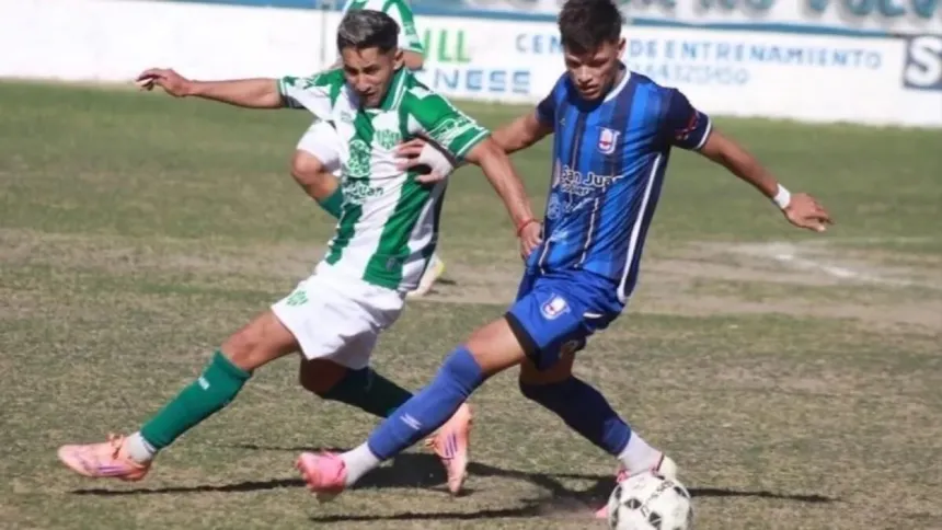 Dos jugadores disputan la pelota durante un partido de fútbol.