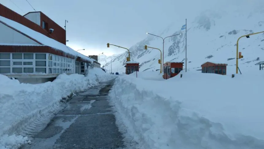 Edificios y camino cubiertos de nieve en un paso de montaña.