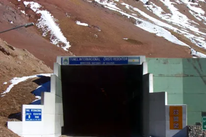 Entrada del Túnel Internacional Cristo Redentor entre montañas con nieve dispersa.
