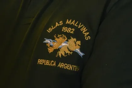 Bordado de las Islas Malvinas y la inscripción «República Argentina» sobre una prenda oscura.