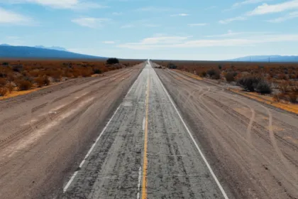 Una ruta atraviesa un paisaje árido y se extiende hacia las montañas.